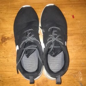 Black Nike Roshes